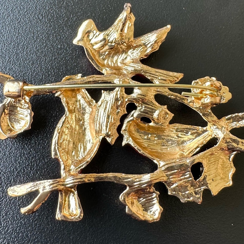 Elegant Red and Gold Cardinal Pin with Filigree Details - Picture 2 of 2